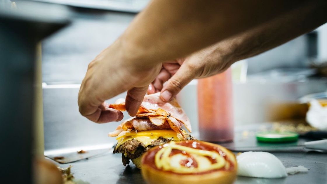 Работник ресторана фастфуда