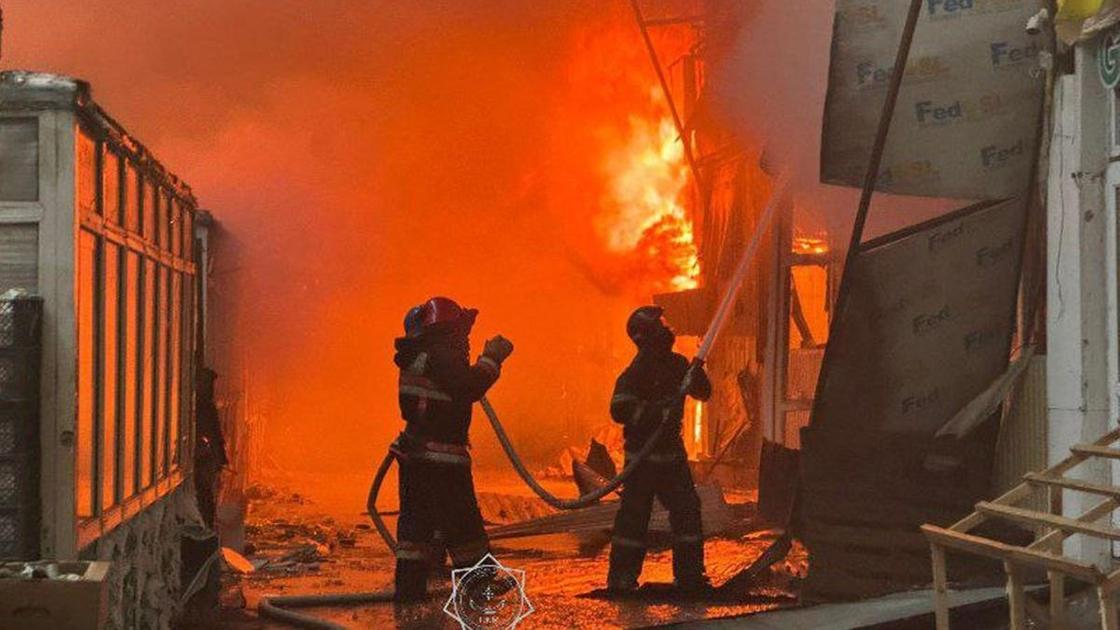 Склад горит в Астане