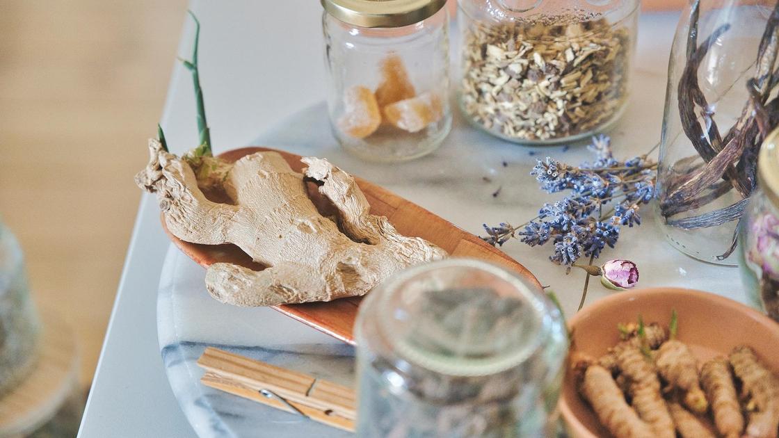 Имбирь, корень петрушки, сушеные травы