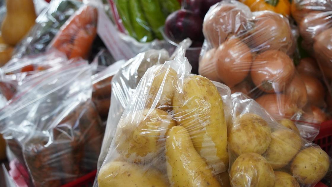 Овощи лежат на прилавке