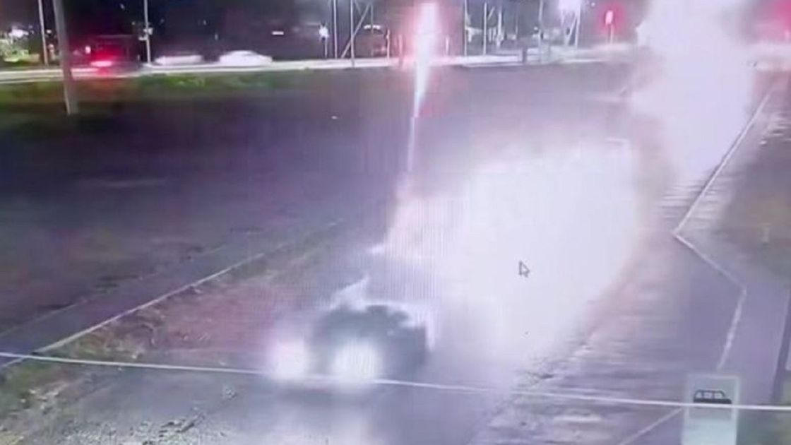 Запускают фейерверки из авто