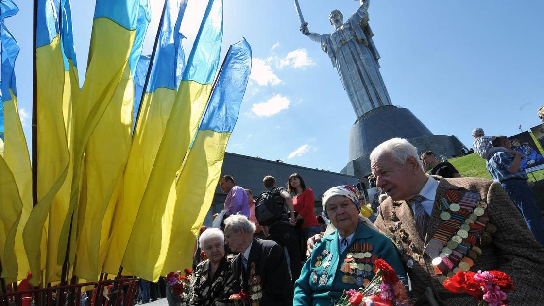 Ветераны перед мемориалом Победы в ВОВ в Киеве