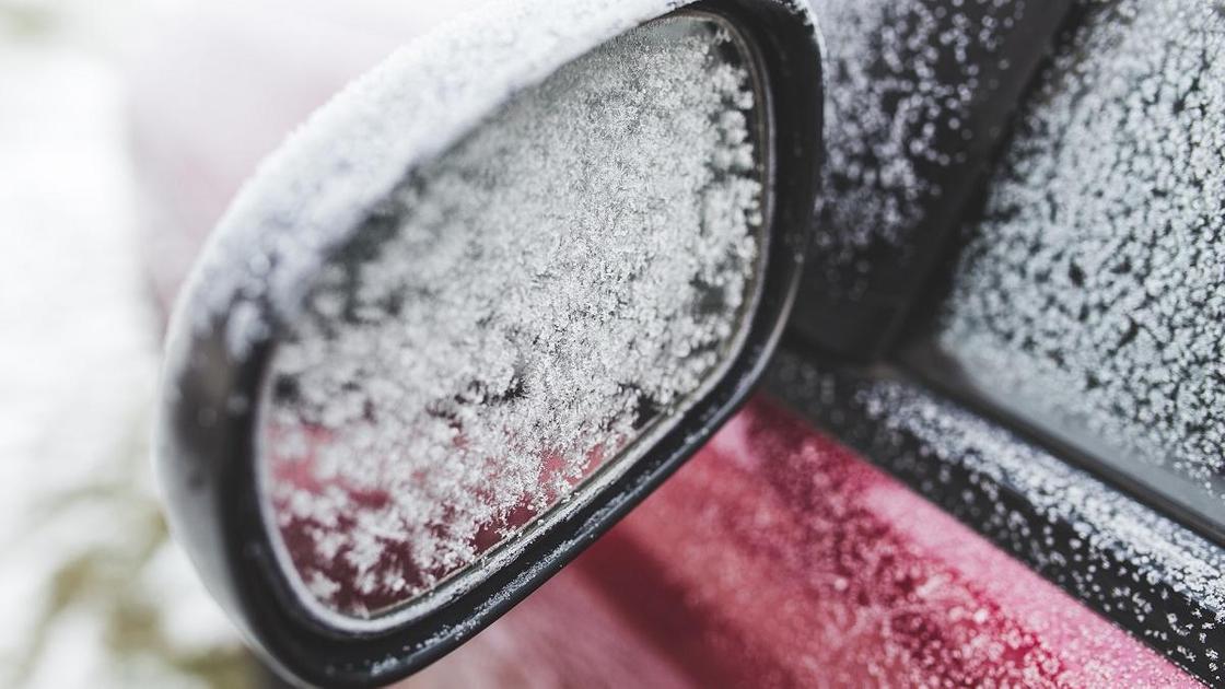 Автомобиль стоит в снегу