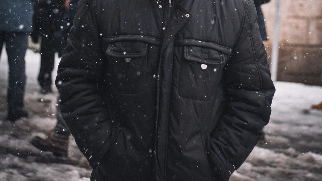 Мужчина на улице зимой