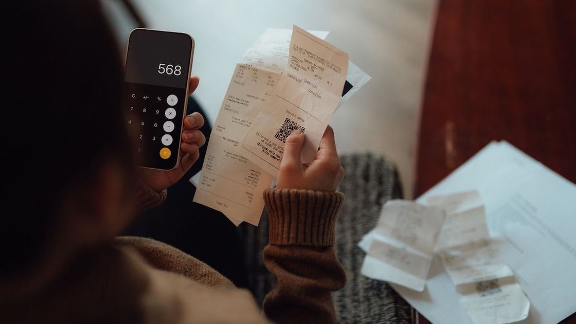 Калькулятор на смартфоне и чек