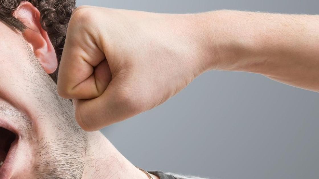 Мужчине наносят удар кулаком