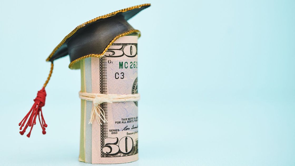 Деньги и студенческий головной убор