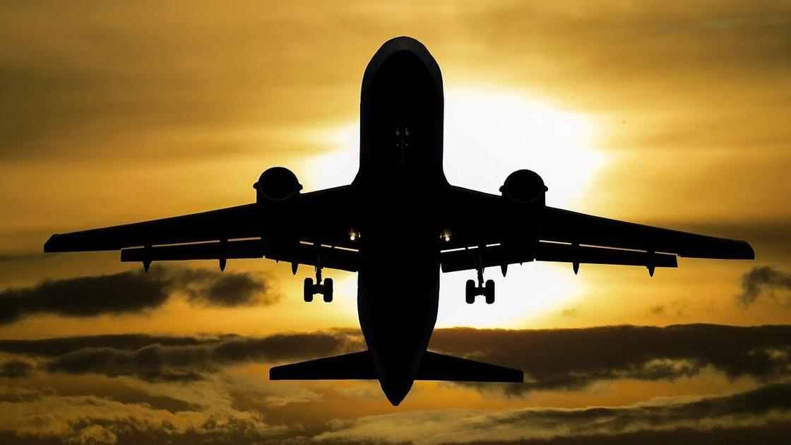 Самолет в воздухе Самолет в воздухе