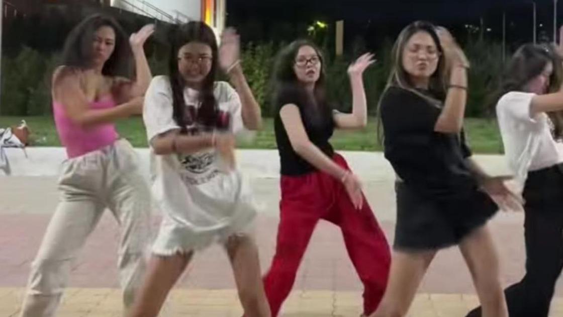 Девушки танцуют под песню Джей Ло
