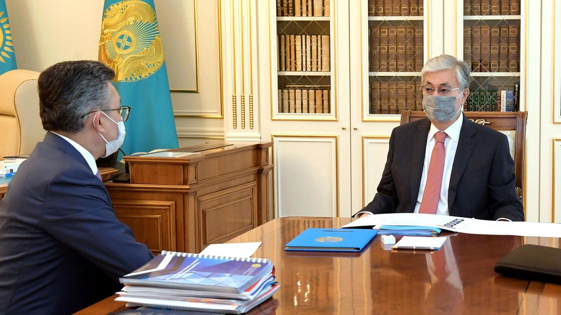 Касым-Жомарт Токаев и Бахыт Султанов сидят за столом