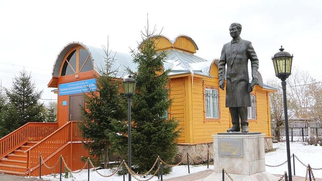 памятник Магжану Жумабаеву памятник Магжану Жумабаеву