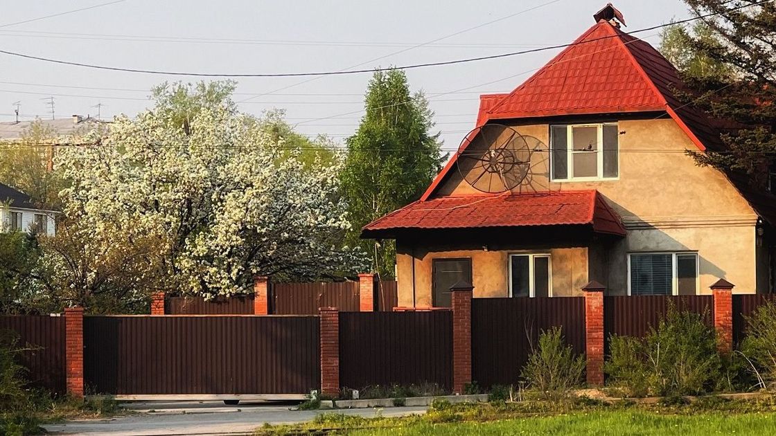 Дом с забором