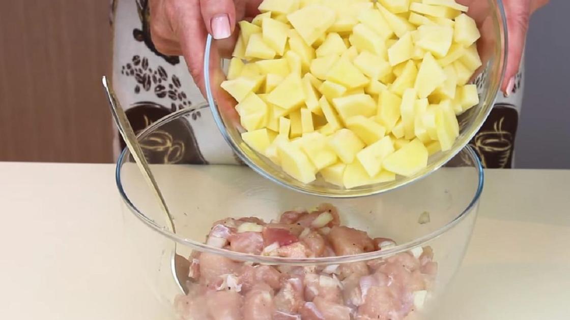 Для начинки смешайте мелко нарезанную курицу с картофелем