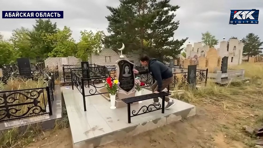 Родители на могиле убитой дочери