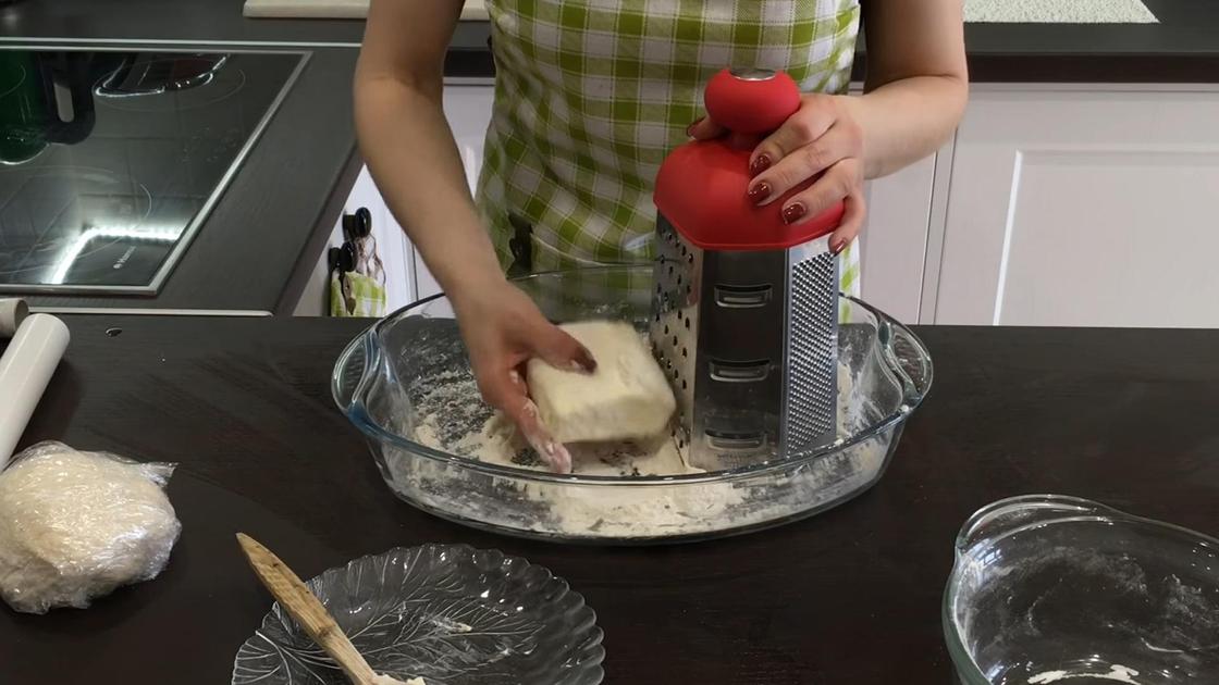 Сливочное масло натирают на терке