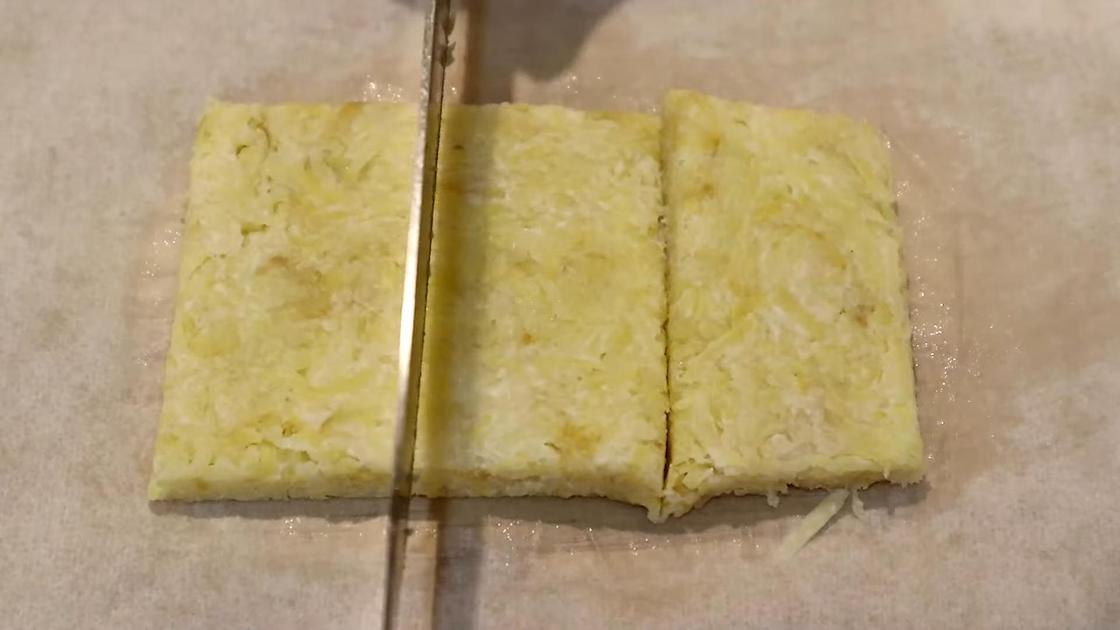 Картофельную массу для хашбрауна нарезают на порции
