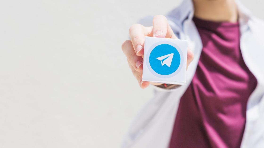 Лого Telegram на белом кубике