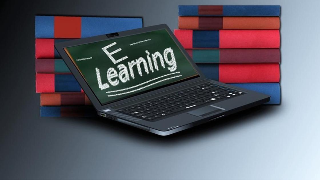 надпись E-Learning на экране ноутбука надпись E-Learning на экране ноутбука