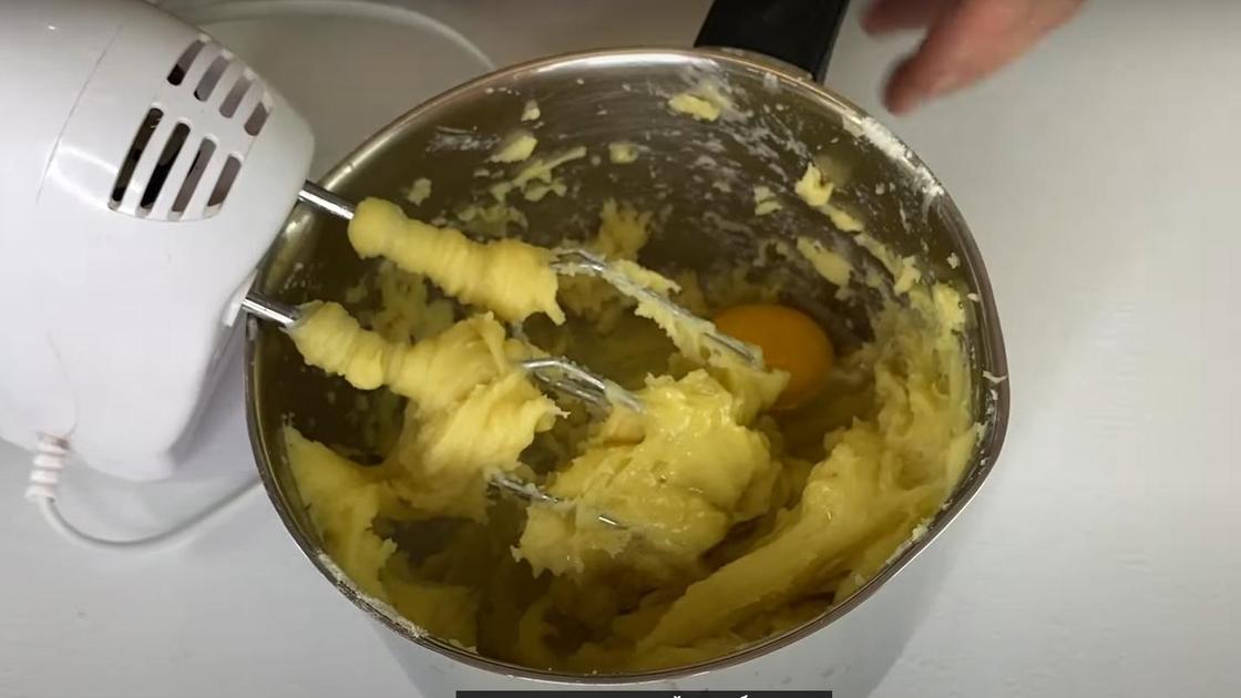 Добавляют яйца в заварное тесто