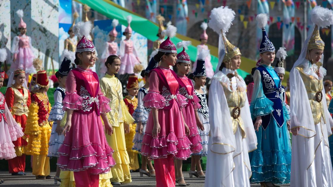 Девушки в традиционных казахских нарядах