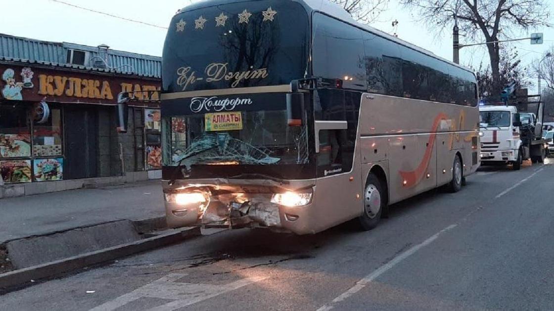 Автобус попал в аварию