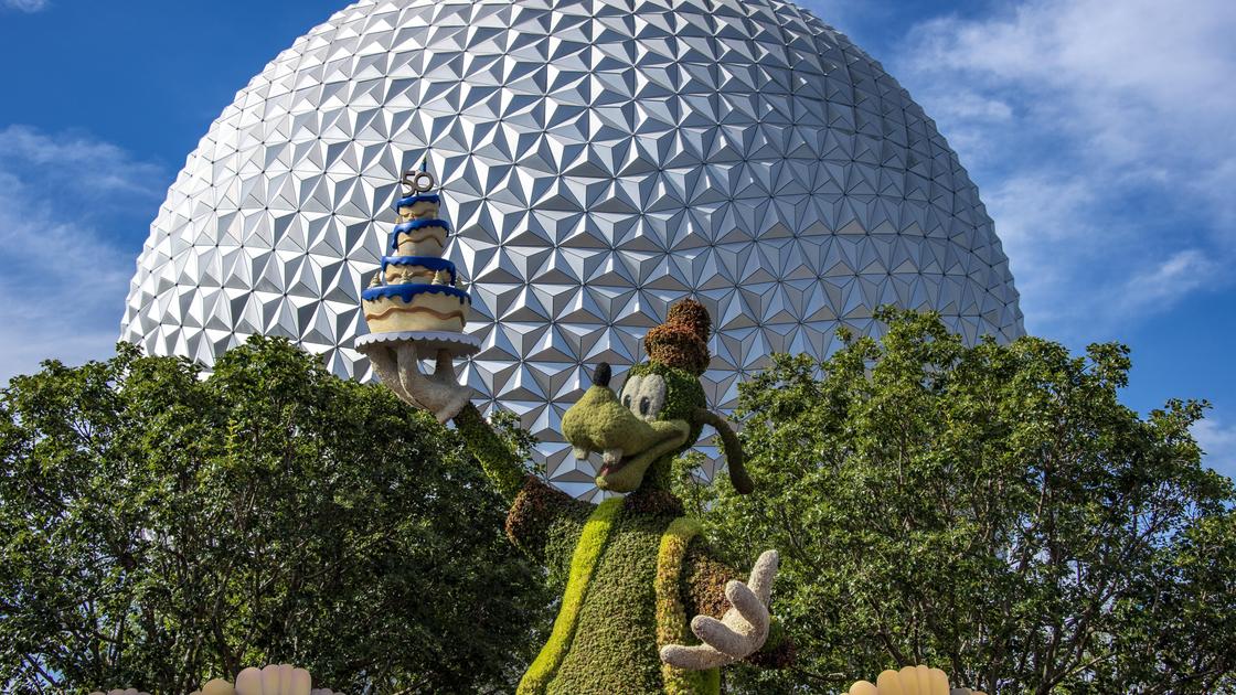 Гуфи на фоне шара в парке Disney