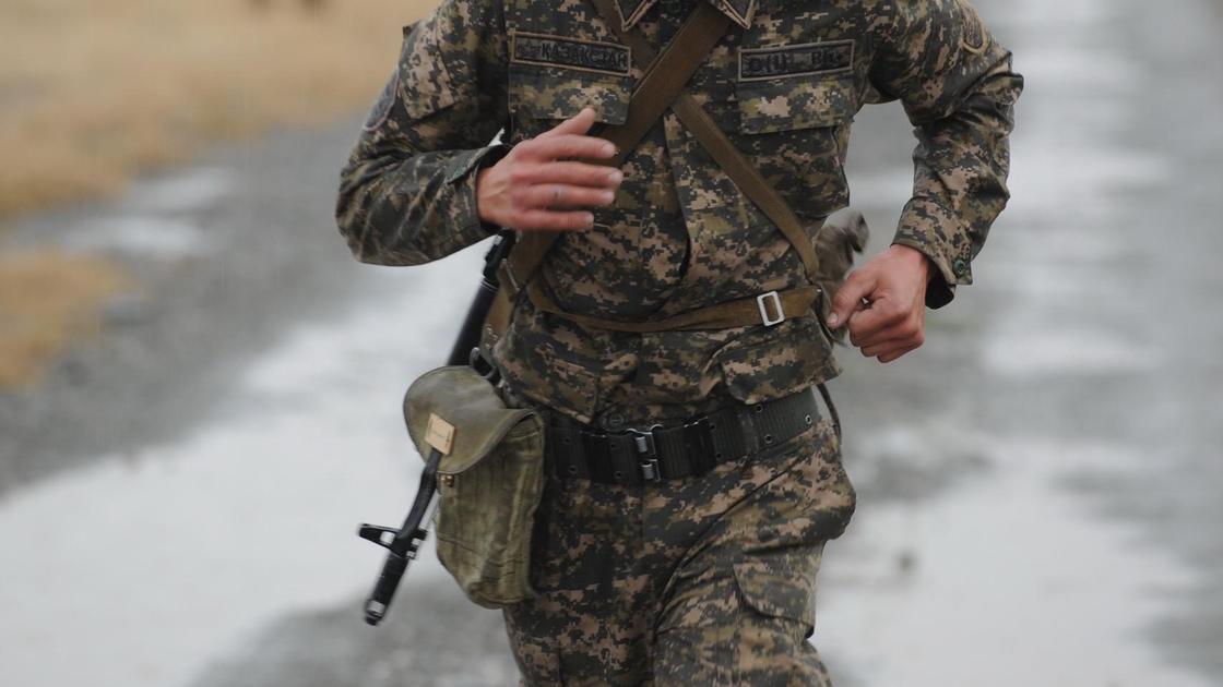 Военнослужащий бежит