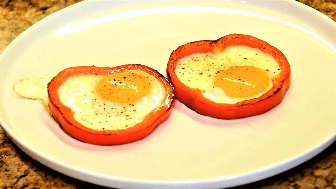 Готовые яйца в перце на тарелке