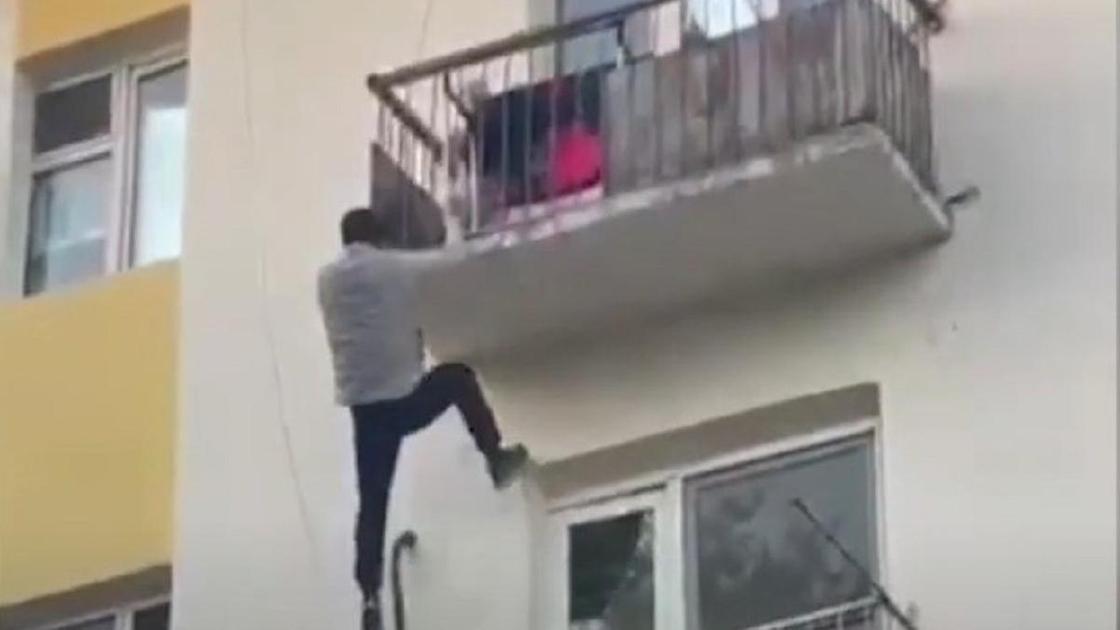 Парень лезет на балкон в Таразе