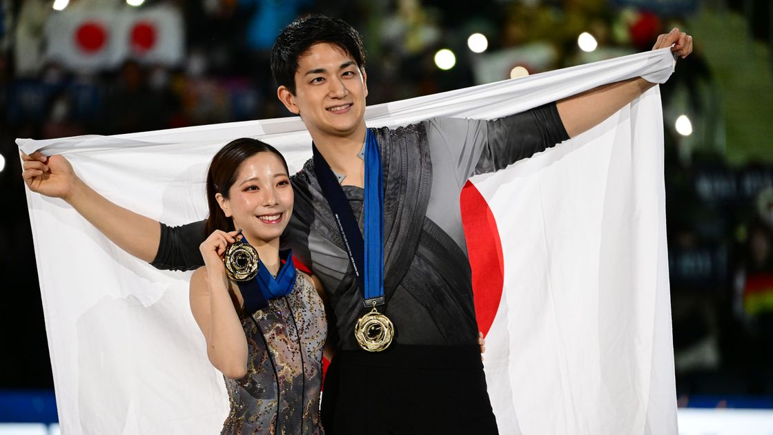 Японские фигуристы Рику Миура и Рюити Кихара (слева направо)