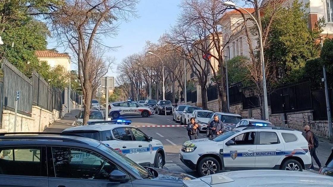 Полиция у консульства