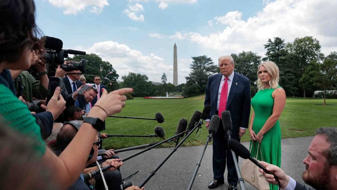Дональд Трамп и Кэролайн Левитт