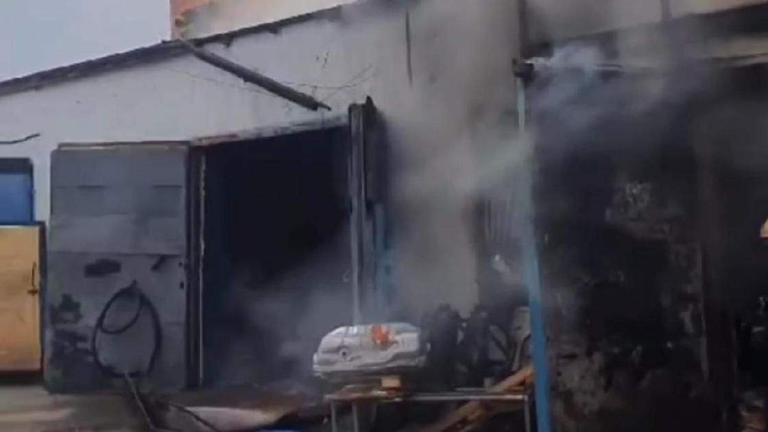 Пожар на СТО в Павлодаре