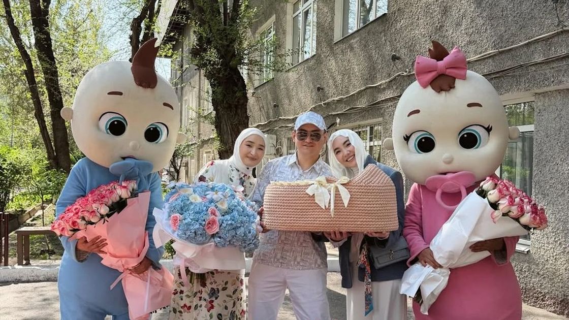 Торегали Тореали с женой, дочерью и сестрой