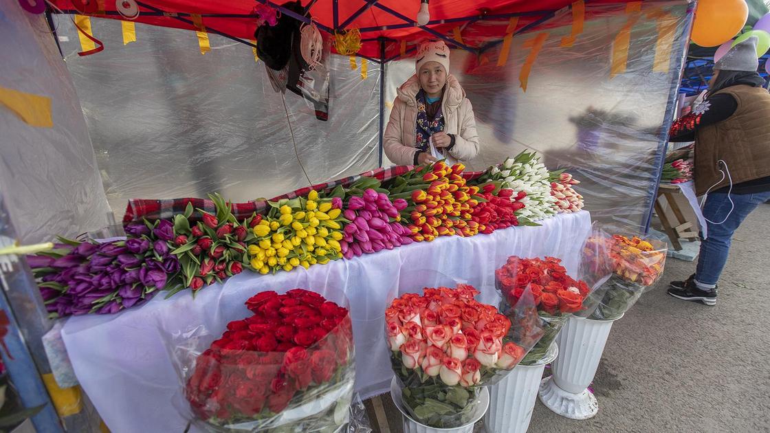 Женщина продает цветы