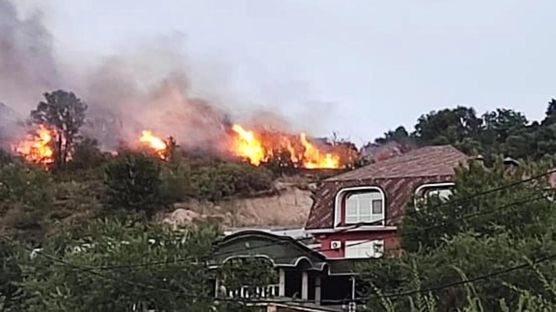 Пожар на склоне гор в Алматы