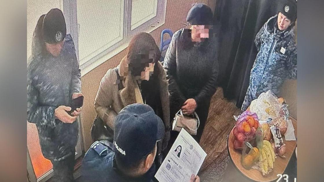 Проверка посетительниц колонии