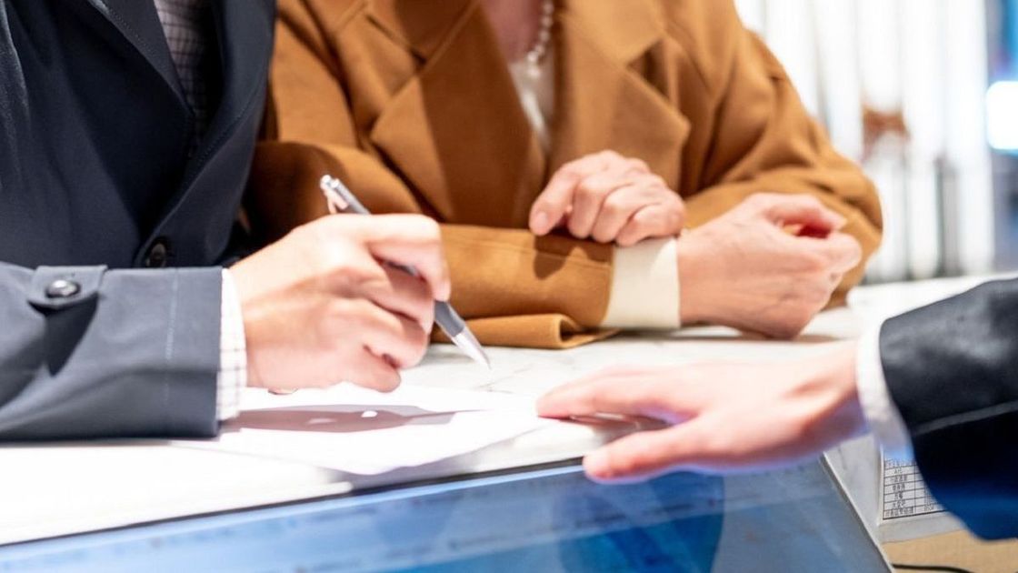 ақылдасып отырған адамдар