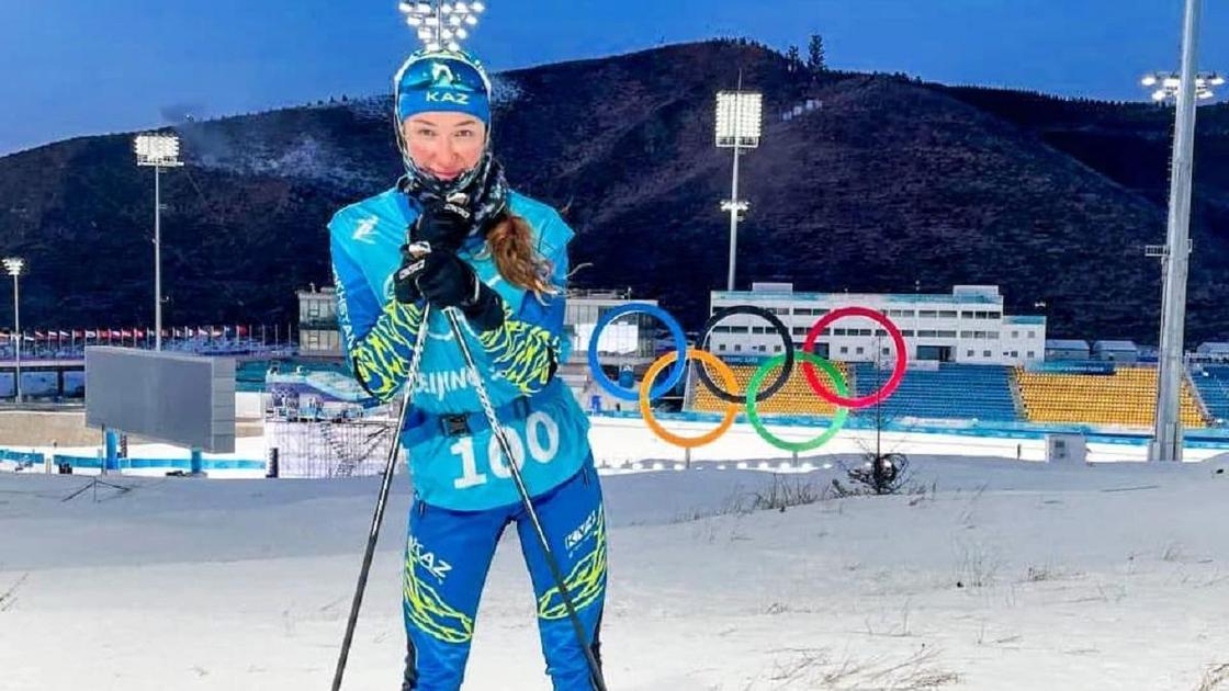 Ангелина Шурыга на фоне Олимпийских колец