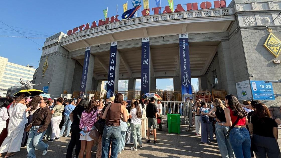 Люди у Центрального стадиона Алматы
