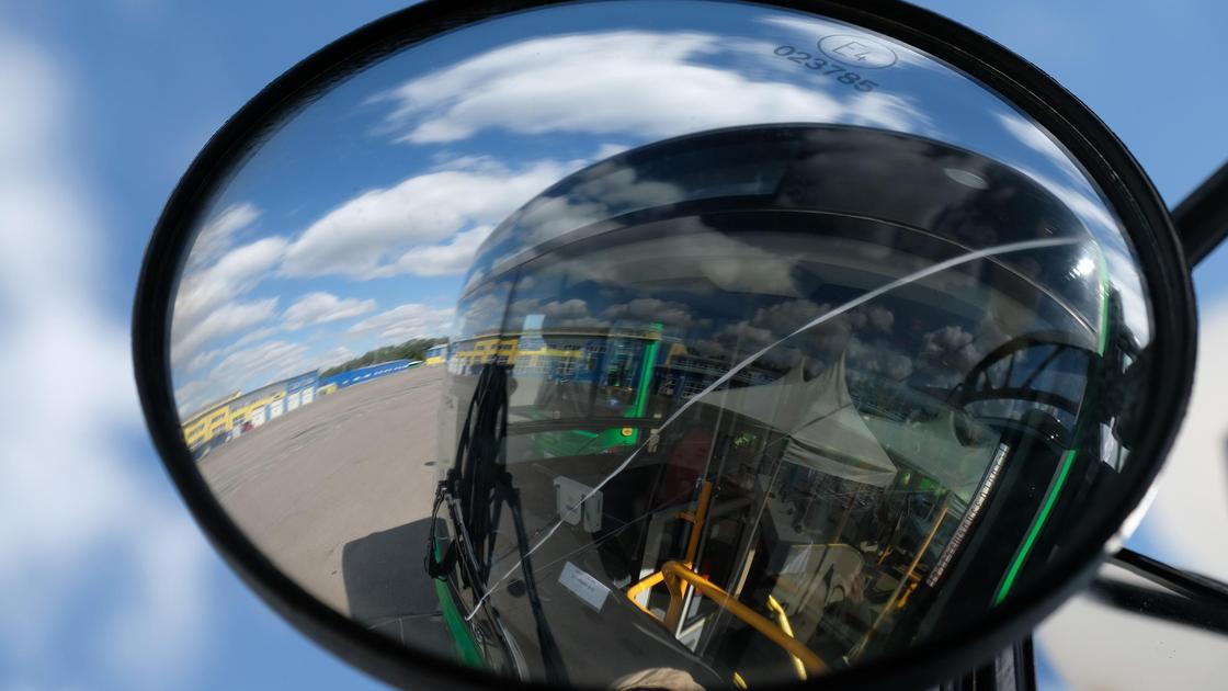 Наружное зеркало автобуса