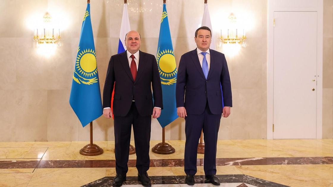 Алихан Смаилов и Михаил Мишустин