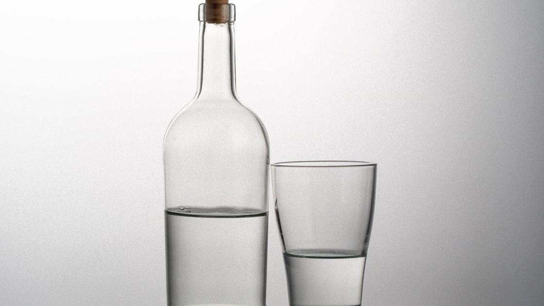 Бутылка и стакан с жидкостью