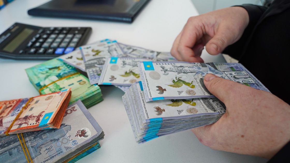 Ақша санап отырған адам