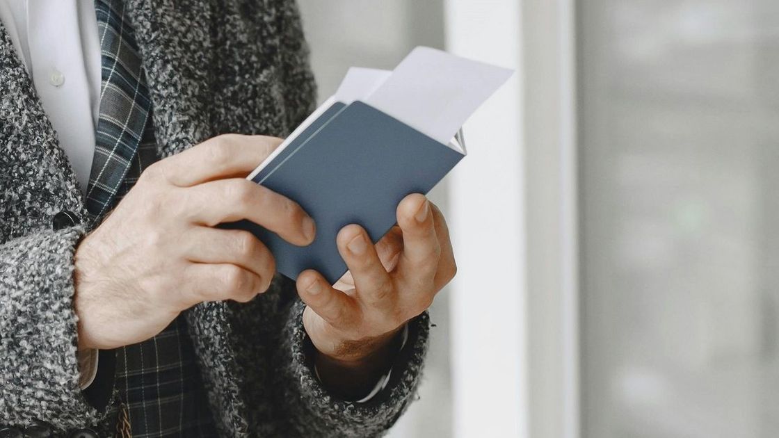 Мужчина с паспортом