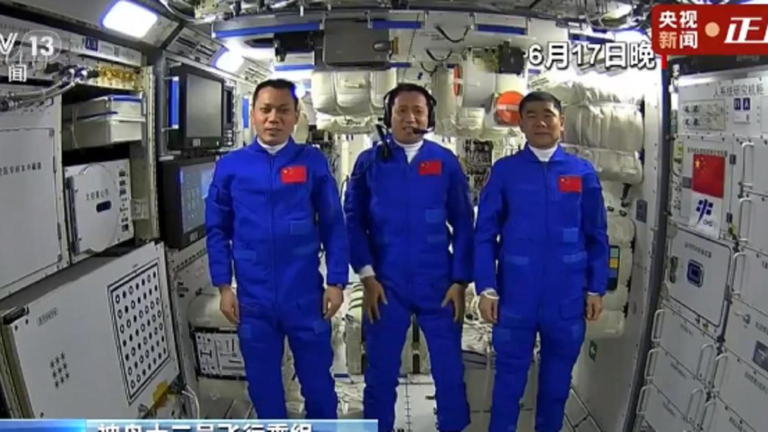 Астронавты на космической станции
