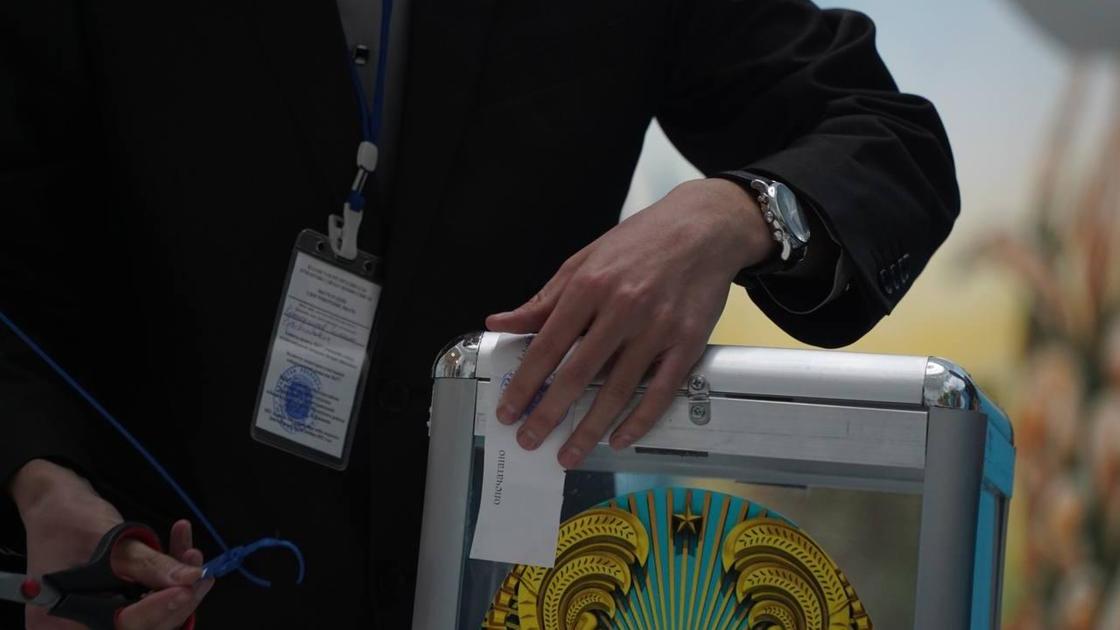 Человек распечатывает урну для голосования