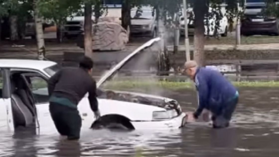 Затопленные улицы в Усть-Каменогорске, жители тушат машину