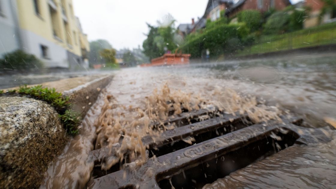 Вода стекает в ливневку