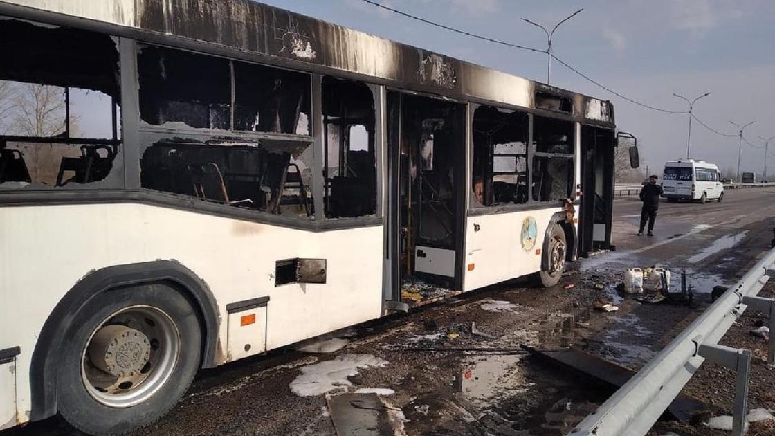Автобус загорелся под Павлодаром